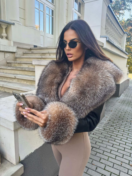 Krótki czarny kożuszek z lisem